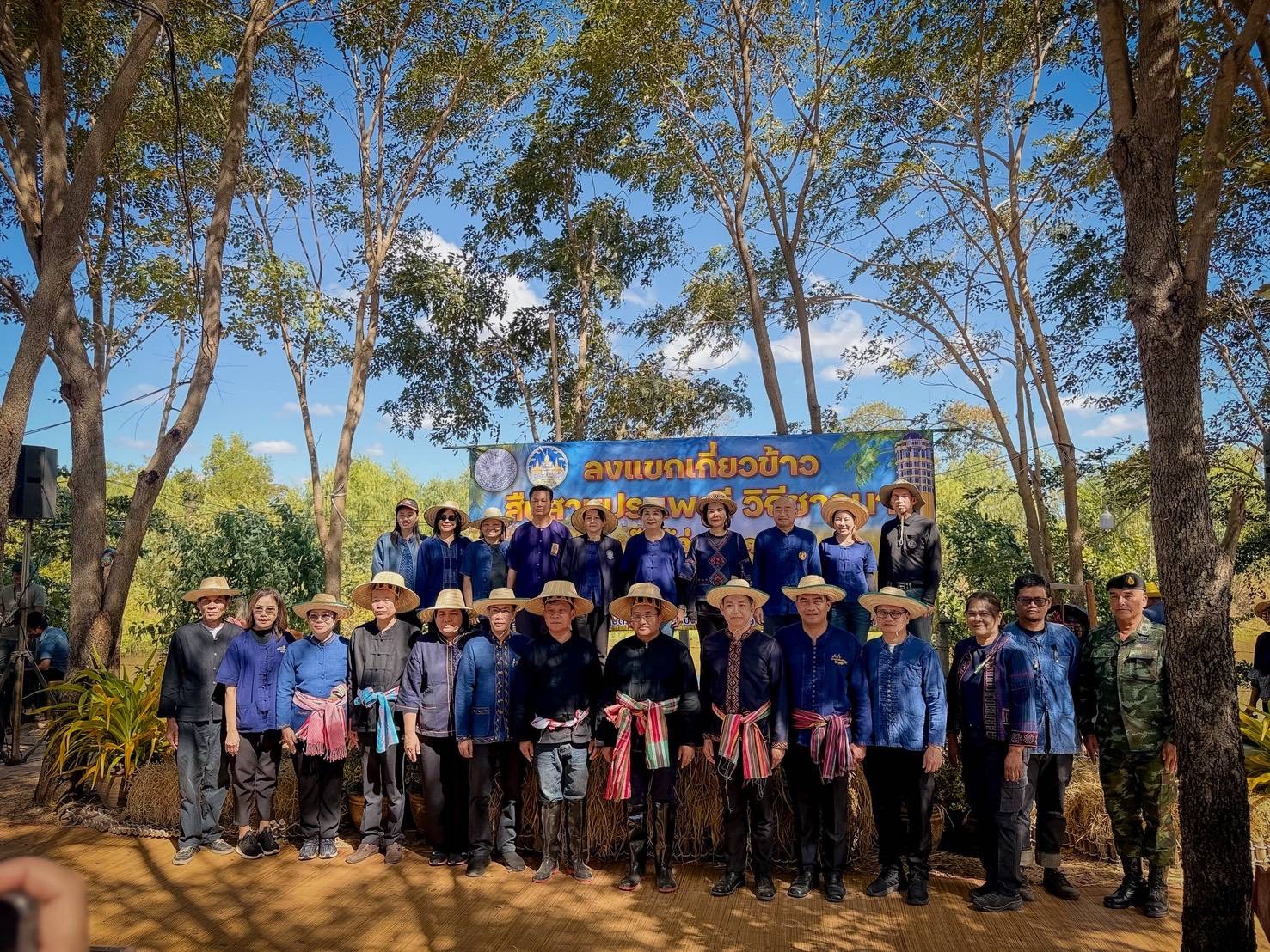 สำนักงานพัฒนาชุมชนอำเภอปทุมรัตต์ ร่วมกิจกรรมลงแขกเกี่ยวข้าวสืบสานประเพณีวิถีชาวนากับผู้ว่าร้อยเอ็ด